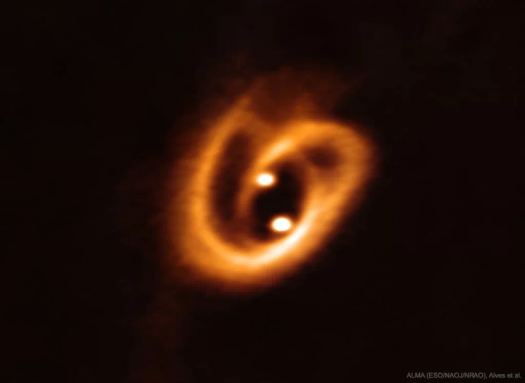 Un nuovo modello matematico sperimentale fornisce una nuova spiegazione più realistica dell'accrescimento planetario nei sistemi binari