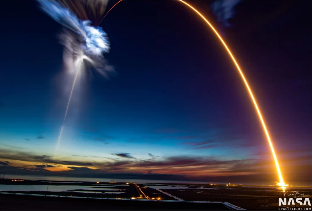 Scia di un razzo che da l'idea del concetto di velocità di fuga