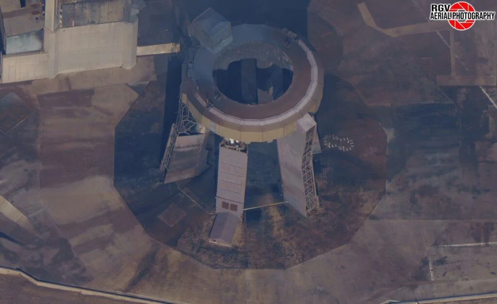 Il pad di lancio dopo il decollo della Starship. Rispetto al primo tentativo non ha subito alcun danno, segno che le migliorie di SpaceX hanno funzionato appieno. Credit: RGV Aerial Photofraphy
