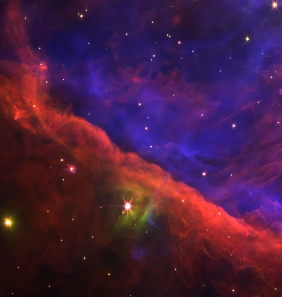 La barra di Orione è la caratteristica diagonale abbastanza diritta che segna la transizione dal gas ionizzato caldo vicino alle stelle del Trapezio alla nube molecolare fredda sull'altro lato della barra. Quel materiale sono i resti della nube da cui si sono formate queste stelle. La radiazione stellare di queste giovani stelle calde si riversa sulla barra di Orione trasformando il gas e la polvere ben oltre.