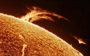 L'astrofotografo Mark Johnston nel suo cortile a Scottsdale in Arizona e la sua strumentazione, ha catturato delle foto spettacoli del Sole