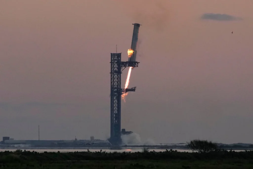 La SpaceX è riuscita al primo volo a far atterrare il booster della Starship sul sistema ChopSticks nell'ambito del volo di test FT-5