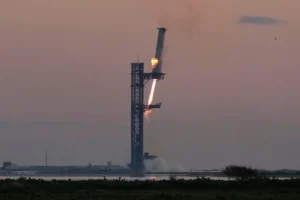 La SpaceX è riuscita al primo volo a far atterrare il booster della Starship sul sistema ChopSticks nell'ambito del volo di test FT-5