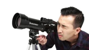 Il Celestron Travel Scope 50 è ottimo strumento per introdurre i più piccoli all'astronomia, ma con evidenti limiti che ne riducono l'uso