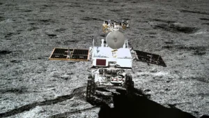 La missione Chang'e 7 cercherà acqua sulla Luna, esplorando il polo sud lunare con un lander, un rover e un innovativo esploratore mobile