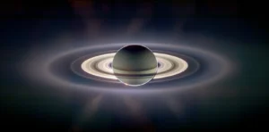 Scopri il fenomeno della scomparsa degli anelli di Saturno, noto come crossing del piano anulare, e quando potrai osservarlo di nuovo