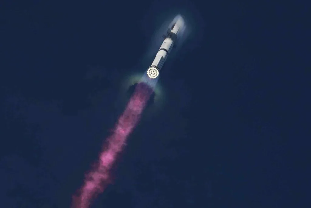 Starship Flight 10 raggiunge tutti gli obiettivi: riaccensione motori, rilascio carico, splashdown controllato e stress test di tenuta