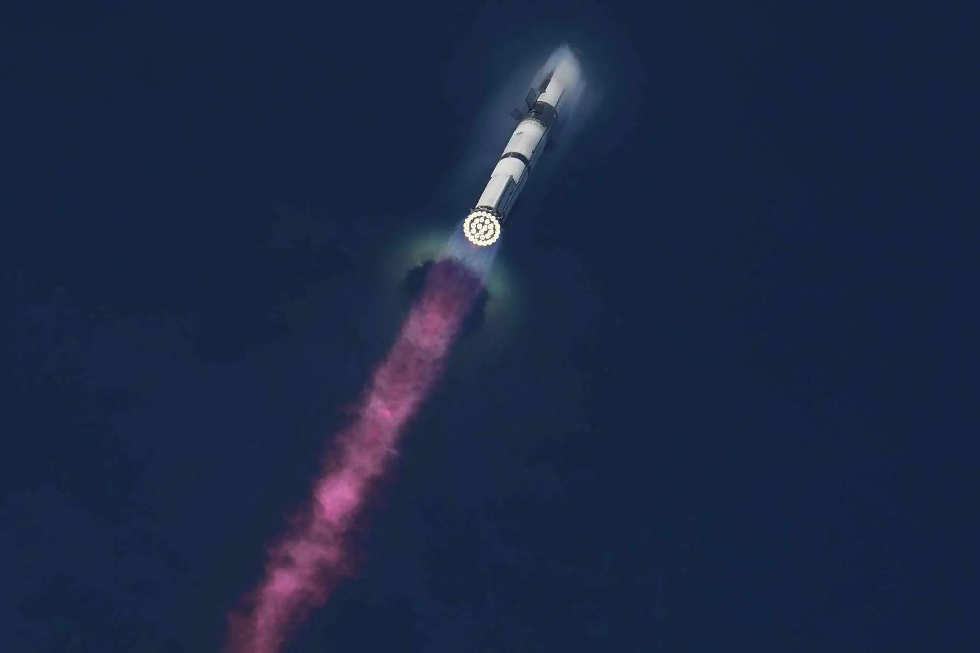 Starship Flight 10 raggiunge tutti gli obiettivi: riaccensione motori, rilascio carico, splashdown controllato e stress test di tenuta
