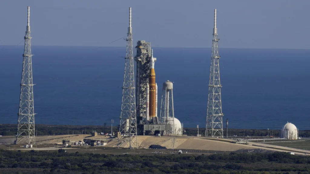 Un immagine del razzo SLS della missione Artemis 2