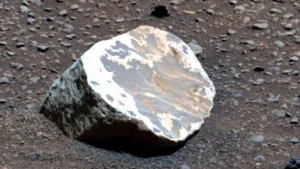 Una roccia marziana fotografata dal rover Perseverance ricca DI Kaolinite