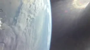 Vista dalla capsula Orion della missione Artemis 2 della NASA durante la cruciale manovra di iniezione translunare, avvenuta il 2 aprile 2026