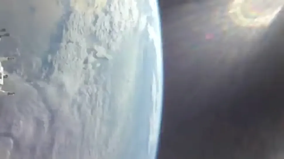 Vista dalla capsula Orion della missione Artemis 2 della NASA durante la cruciale manovra di iniezione translunare, avvenuta il 2 aprile 2026