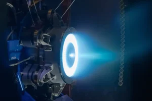 Il bagliore azzurro di un motore ionico ad alta potenza