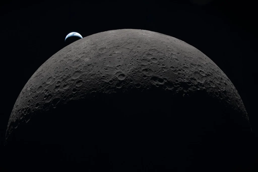 Foto della superficie scura del lato nascosto della Luna visto dall'orbita