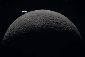 Foto della superficie scura del lato nascosto della Luna visto dall'orbita