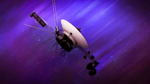 Rendering artistico della sonda Voyager 1 che attraversa lo spazio interstellare profondo orientando la propria antenna verso la Terra